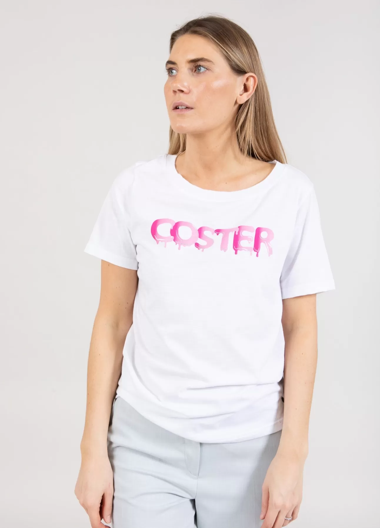 Kvinnor Coster Copenhagen T-SHIRT MED GRAFITTILOGO